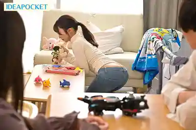 IPZZ-946 趁老婆小孩回娘家 發現兒子幼兒園的前學妹保育士竟是隱藏抖M 在空蕩蕩的家裡來場最渣最爽的絕倫不倫性交 ~ 永野紬的劇照8