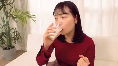 NGHJ-069 素人女大學生含著牛奶⇒揉胸⇒乳首揉捏高潮忍耐挑戰！忍住就拿獎金！沒忍住直接插入無套中出SEX！初次乳首高潮後敏感雜魚乳首被集中猛攻！嘴裡牛奶全噴出來w乳首揉捏SEX連續生中出！的劇照7