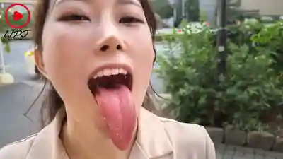 NPJS-030 粉絲7.5萬！裏垢炫耀長舌口技的求關注女 線下約炮大成功！沒想到現實中是愛吞精的蛇系女 一口氣生吞11發精液 ~ 長谷川古宵的劇照1