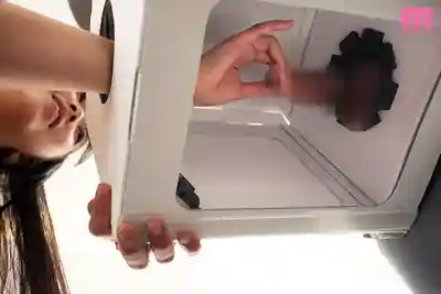 MIMK-293 讓路上女生偷偷握住肉棒無自覺羞恥打手槍！猜猜箱子裡是什麼遊戲 JK系·OL·甜系蘿莉·女大生·痴女…共8人出演的劇照7
