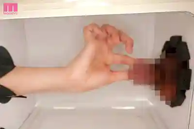 MIMK-293 讓路上女生偷偷握住肉棒無自覺羞恥打手槍！猜猜箱子裡是什麼遊戲 JK系·OL·甜系蘿莉·女大生·痴女…共8人出演的劇照5