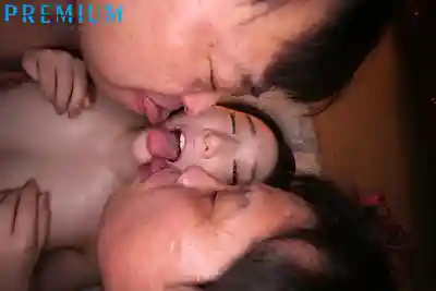 PRWF-015 沉迷絕倫大叔的舌吻中出 聽話巨乳妻瞞著老公反覆上門求種付的濃厚受孕記錄 ~ 小松空的劇照1