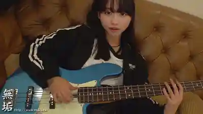 MUFR-011 跟普通女性朋友越線的那一天 ~追逐樂團夢想的同班女貝斯手~的劇照14