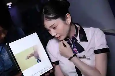 DANDYA-046 能讓我看看您偷拍的照片嗎? 假裝搞錯給熟女空姐看屌照 羞紅臉的大齡空姐被當面亮出勃起肉棒竟然不討厭 VOL.4的劇照13