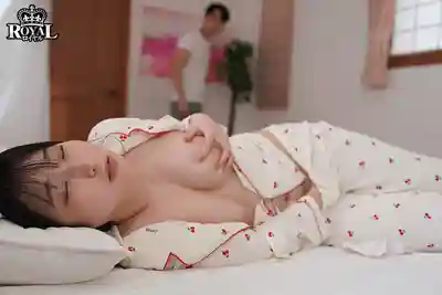 ROYD-339 繼妹彈力美乳讓我忍不住一把揉了上去...本以為被拒絕了 沒想到她卻自己揉奶意猶未盡 不知不覺我們成了秘密砲友兄妹 ~ 糸井瑠花的劇照10