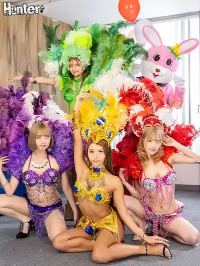 HUNTC-646 穿人偶裝打工居然跟超騷森巴辣妹共用休息室！被可愛人偶麻痺在面前直接換衣！忘了脫下來盯著看硬到爆！40歲被裁員絕望中為了餬口穿人偶裝居然有豔遇！的劇照15