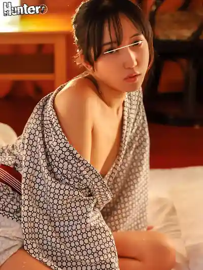 HUNTC-568 出差訂房搞烏龍跟正經同期女同事相部屋！冷氣壞掉房間變三溫暖 跟臭臉的她一起滿身大汗…熱到睡不著喝起了酒 微醺的她竟秒變撒嬌模式！浴衣被汗黏住胸部跟內褲全被看光光…的劇照9