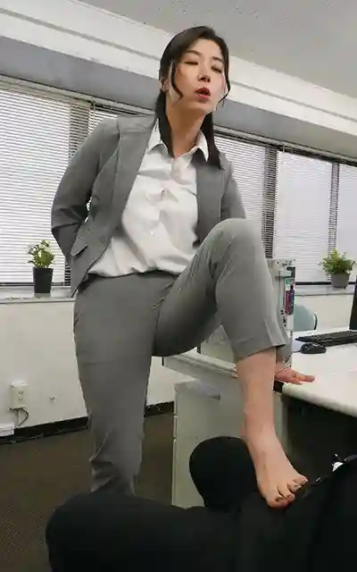 KIR-079 巨臀女上司的緊身褲誘惑 處男部下暴走寸前！忍不住隔著緊身褲直接開幹中出！加班時在辦公室裡射了無數次 ~ 加藤椿的劇照14