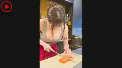 NPJS-270 爆紅髒髒定食屋 刺青巨乳辣妹店長吞精日常全天貼身跟拍的劇照10