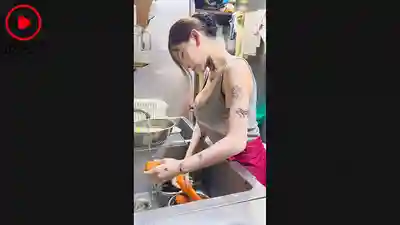 NPJS-270 爆紅髒髒定食屋 刺青巨乳辣妹店長吞精日常全天貼身跟拍的劇照9
