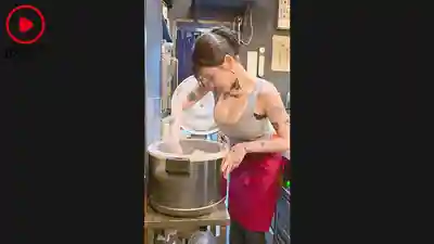 NPJS-270 爆紅髒髒定食屋 刺青巨乳辣妹店長吞精日常全天貼身跟拍的劇照8