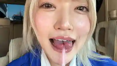 SKTH-006 擼管控股舌技公司 這女人就是狂吻不停 你喜歡我的舌頭嗎 女同事的舌吻騷到犯規 ~ 安堂はるの的劇照5