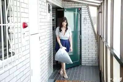 1PON-050618_683 早起倒垃圾的鄰家風騷無罩人妻 ~ 笹宮えれな的劇照19