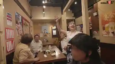 SDDE-721 只要一千日元就能被舔到爽翻天?! 又快又便宜又能射到爽 話題爆棚的即尺居酒屋全程密著! ~ 小倉由菜 福田桃 音羽美玲的劇照11