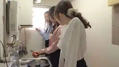 DOKS-687 美腳OL淪為絲襪控老色鬼社長的肉便器 ~ 清水優愛 胡桃多惠 瀧川蓳的劇照18