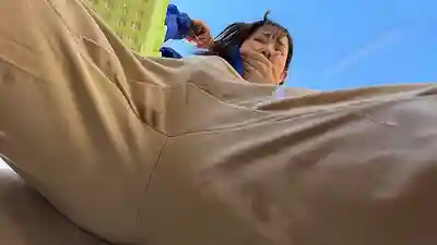 STSK-242 4名發面紙打工妹遭露天痴漢 野外被幹到失禁高潮 當眾猥褻無責任中出的劇照3