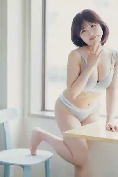 里美百音第4張寫真