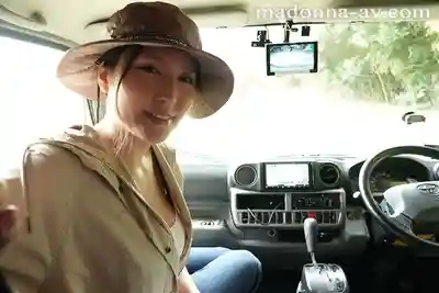 JUR-878 被朋友一家約去露營 在露營車裡和朋友巨乳媽媽忍著聲音慢慢做愛中出 兩天三夜沉淪其中瘋狂連幹 ~ 椎名由奈的劇照10