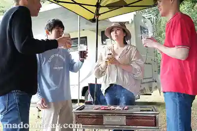 JUR-878 被朋友一家約去露營 在露營車裡和朋友巨乳媽媽忍著聲音慢慢做愛中出 兩天三夜沉淪其中瘋狂連幹 ~ 椎名由奈的劇照9