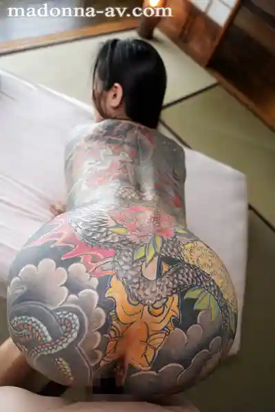 ROE-560 她的背上有條龍！危險級別的極品尤物人妻 43歲 AV DEBUT ~ 伊奈美泉那的劇照5