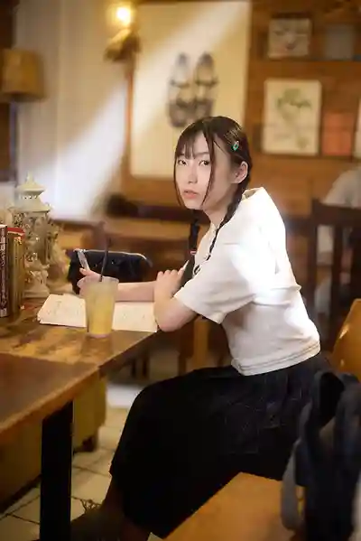 PIYO-240 總想偷偷讓街上偶遇的女孩喝精液…可頌蛋糕布丁飲料全加特製白色糖漿…最後使命就是逼她生吞滾燙精液 ~ 青葉春 鳥羽郁 白鸟怜的劇照17