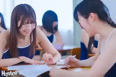 HUNTC-660 穿死庫水上學成為日常！女子校生的日常觀測 某街女校強制規定穿死庫水通學 她們穿著死庫水照常搭電車、上課、玩耍、瘋狂做愛的劇照10