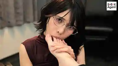 AGAV-183 眼鏡顏射物語 白天是人人嚮往的美女社長 夜晚化身抖M母豬肉便器 ~ 花衣椿的劇照9