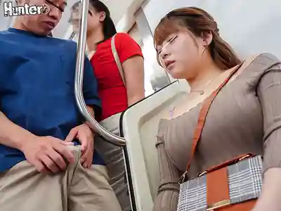 HUNTC-623 小弟弟硬了？阿姨幫你處理！和阿姨擠上爆滿電車 周圍全是性感女人 硬到不行坐立難安 阿姨偷偷伸手幫忙解決 結果阿姨自己也發情了…的劇照12