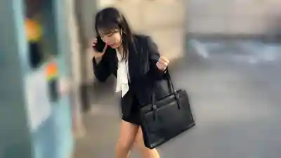 SKTH-001 一起跑業務的女同事憋尿到極限！我讓她在面前直接放尿了 ~ 千叶优花 皆月光 星野ねね的劇照18