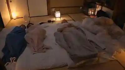 FTKD-044 睡在邊上的蕾絲繼女們傳來嘖嘖聲…一看竟是美人姐妹在搞百合！大叔硬到爆被發現後她們微笑著撲上來猛吸肉棒 ~ 花守夏歩 小日向愛琉的劇照12
