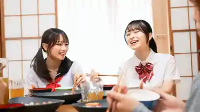 FTKD-044 睡在邊上的蕾絲繼女們傳來嘖嘖聲…一看竟是美人姐妹在搞百合！大叔硬到爆被發現後她們微笑著撲上來猛吸肉棒 ~ 花守夏歩 小日向愛琉的劇照8