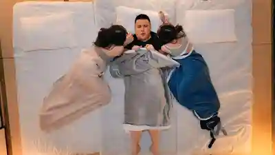 FTKD-044 睡在邊上的蕾絲繼女們傳來嘖嘖聲…一看竟是美人姐妹在搞百合！大叔硬到爆被發現後她們微笑著撲上來猛吸肉棒 ~ 花守夏歩 小日向愛琉的劇照7