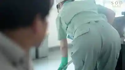 START-011 辦公室的清潔小阿姨絕對是我的菜…作業服下的名器讓我可以隨時即插即中出 幹完一炮後的工作效率直接拉滿！ ~ 唯井真尋的劇照17
