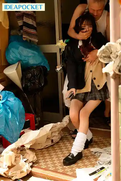 IPZZ-975 傲嬌女生對大叔口無遮攔 被迷暈在垃圾房當充氣娃娃隨意蹂躪的眠姦凌辱 ~ 佐佐木紗希的劇照12