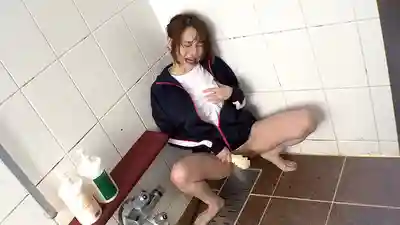 GEBB-061 被塗上媚藥的女子校生慌忙沖洗小穴卻為時已晚…無奈強制發情的劇照2