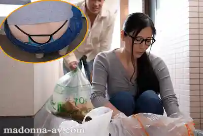 JUR-898 隔壁地味冷漠的人妻竟在家偷偷開風俗店 上門體驗後沉溺在她母性滿溢的溫柔接客中無法自拔 ~ 椎名由奈的劇照10
