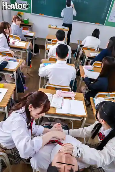HUNTC-642 來比比上課時誰敢做更騷的事! 小惡魔淫亂女們趁遲鈍老爺爺老師的課上想幹就幹 還搞起了以午餐為賭注的色色大冒險的劇照11