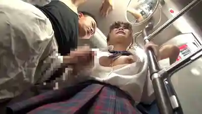 SW-141 滿員公車上偷偷對鄰座女生灌腸 拼命忍耐的下半身根本無法拒絕被插入的劇照13