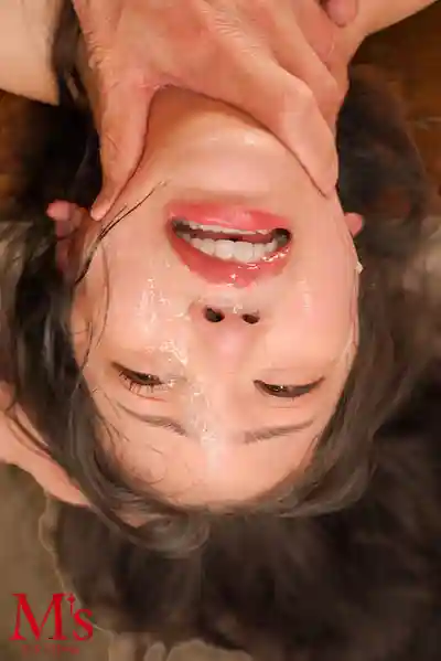 MVSD-708 高貴美人妻慘遭臭屌強制深喉輪姦 喉嚨深處被徹底蹂躪 嗚咽…喉嚨鼓包…乾嘔…社長夫人被監禁在小黑屋淪為醜惡男人們的喉奧肉便器 ~ 深雪詩織的劇照9