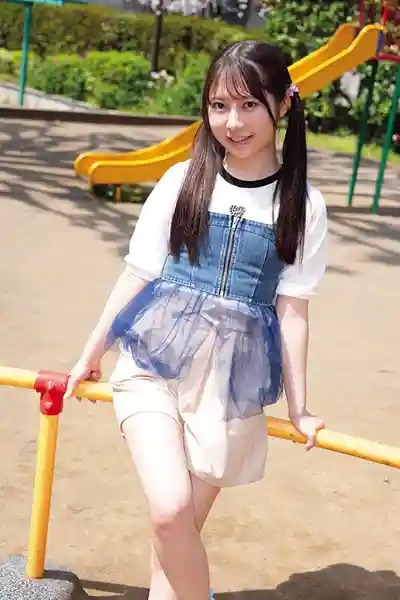 SUJI-322 把嬌小女孩帶進房間脫掉內褲 幼嫩白虎美穴被大肉棒硬插中出無限內射的劇照7
