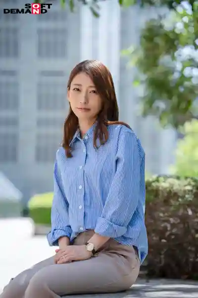 SDNM-554 SNS總粉絲4萬人的公務員 市役所上班的37歲人妻被深喉幹到浪叫 AV出道的劇照16