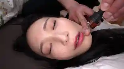 SORA-655 恩愛人妻趁老公出差被盯上…跟蹤入室昏睡5P秒潮吹敏感妻 ~ 神木真秀的劇照17