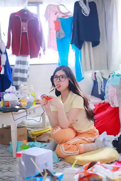 DVMM-459 【4K】不洗澡圈的乾物女 鹹濕悶騷的美乳、汗涔涔的腋下、尿騷味的屁眼嫩穴…交不起房租被房東大叔舔遍臭烘烘的全身 口水糊滿臉的中出交尾！的劇照11