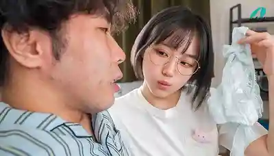 XVSR-906 絕對不能讓爸媽發現！和眼鏡娘繼妹甜蜜纏綿瘋狂做愛的日子 ~ 小鈴蜜柑的劇照15